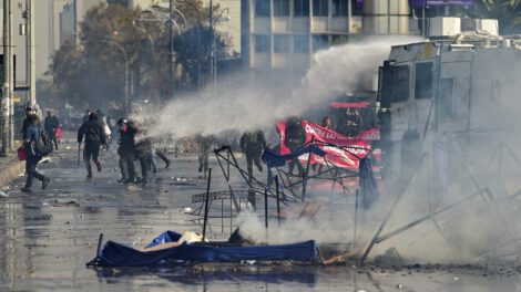Marcha por el Día del Trabajo en Chile con manifestantes siendo dispersados