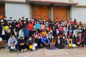 Rally Pascual con monaguillos en Oruro