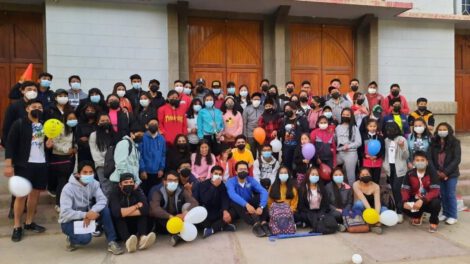 Rally Pascual con monaguillos en Oruro