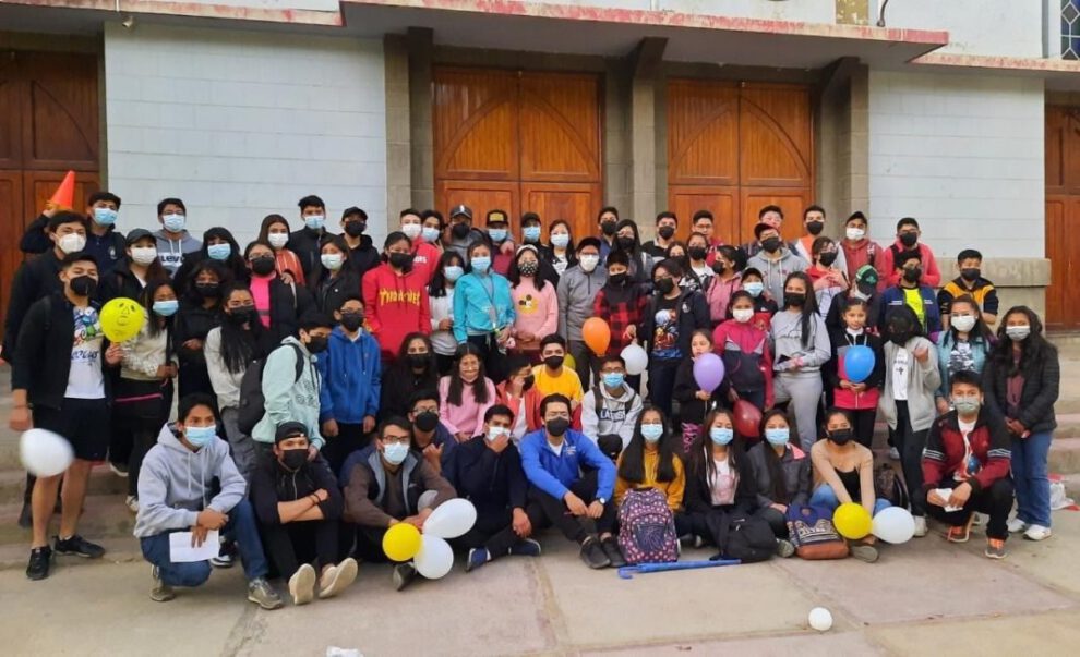 Rally Pascual con monaguillos en Oruro