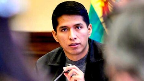 Andrónico Rodríguez discute sobre autos chutos en asamblea