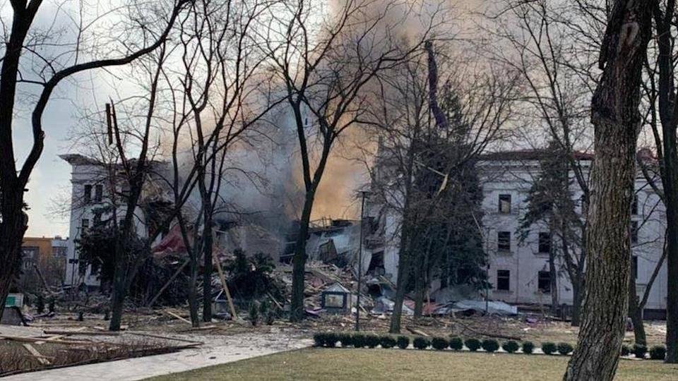 bombardeo de Putin contra el teatro de Mariúpol