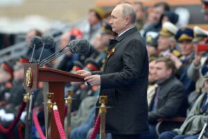 Putin defiende invasión a Ucrania en desfile militar