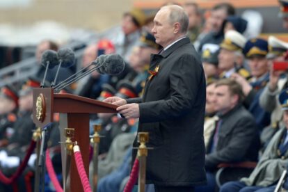 Putin defiende invasión a Ucrania en desfile militar