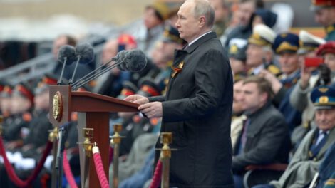 Putin defiende invasión a Ucrania en desfile militar
