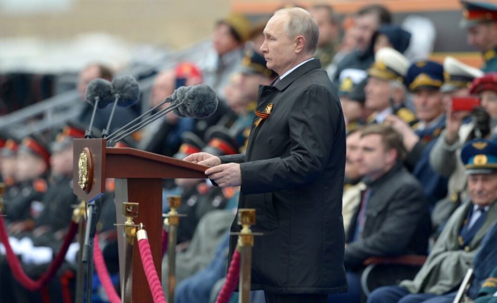 Putin defiende invasión a Ucrania en desfile militar
