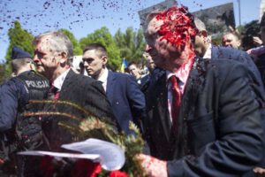 Embajador ruso en Polonia cubierto con sustancia roja por protestantes