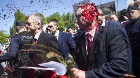 Embajador ruso en Polonia cubierto con sustancia roja por protestantes