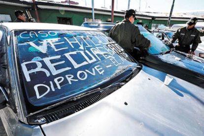 Policía y vehículos ilegales