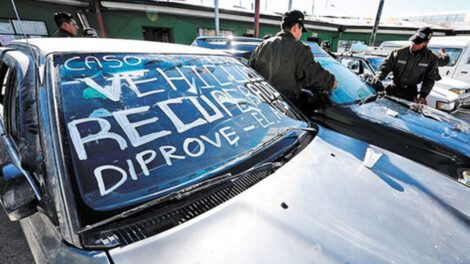 Policía y vehículos ilegales