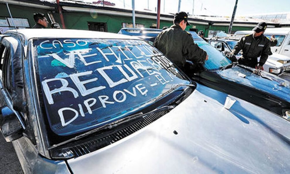 Policía y vehículos ilegales
