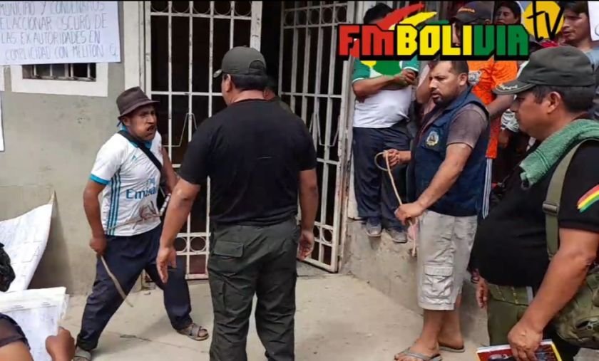 Chicotean a dos policías por pedir dinero para atender una denuncia