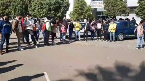 Estudiantes de la Universidad Autónoma Juan Misael Saracho exigen la renovación de la FUL