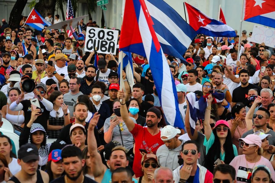 Cuba condena protestas antigubernamentales con penas de cárcel