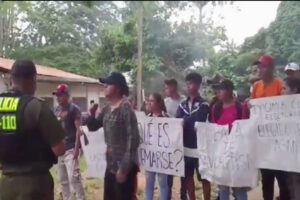 Estudiantes protestan en la elección de la Federación Universitaria Local de la Universidad Autónoma José Ballivián en Riberalta, Beni