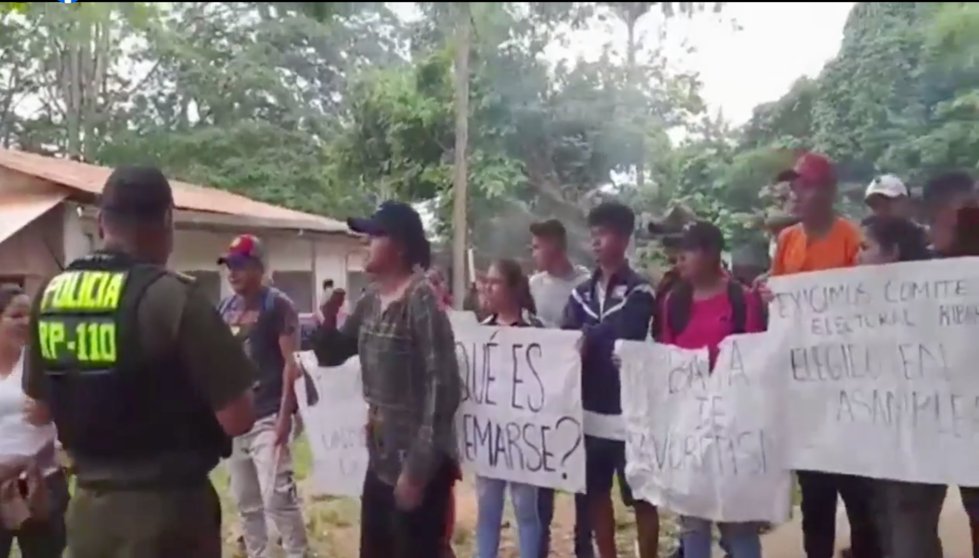 Estudiantes protestan en la elección de la Federación Universitaria Local de la Universidad Autónoma José Ballivián en Riberalta, Beni