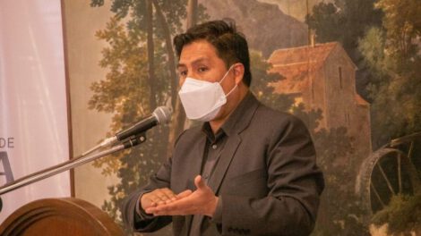 El ministro Jeyson Auza en Sucre instando a prepararse para la quinta ola de Covid-19