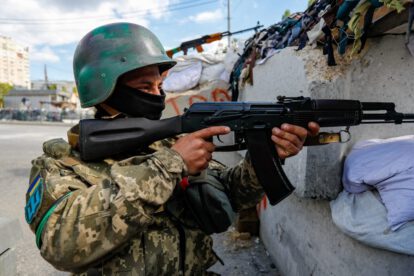 Soldado Ucraniano portando un arma de fuego en la guerra entre Rusia y Ucrania