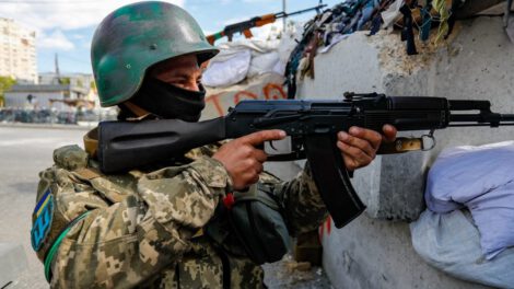 Soldado Ucraniano portando un arma de fuego en la guerra entre Rusia y Ucrania