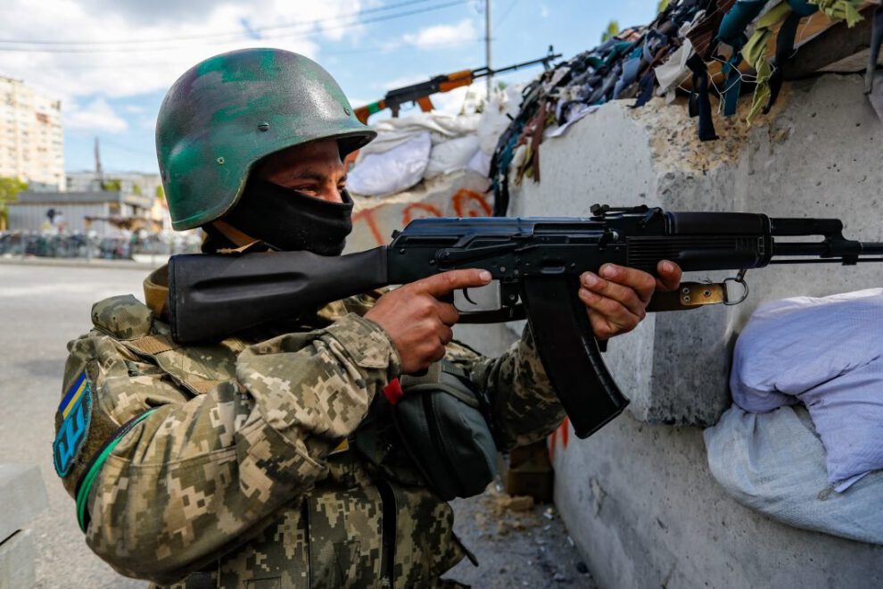 Soldado Ucraniano portando un arma de fuego en la guerra entre Rusia y Ucrania