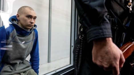Crímenes de guerra en Ucrania: Vadim Shishimarin durante la audiencia en un juzgado de Kyiv