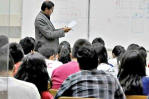 Proyecto de ley para premiar a buenos alumnos universitarios con cargos públicos
