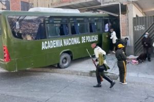 Bus con cadetes de la Anapol choca contra una casa en La Paz