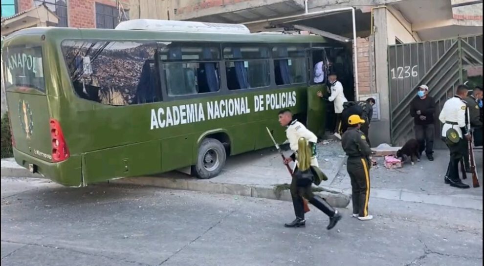 Bus con cadetes de la Anapol choca contra una casa en La Paz