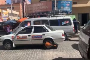 Conductor avanza con grapa en El Alto