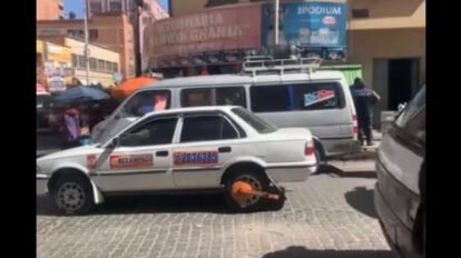 Conductor avanza con grapa en El Alto