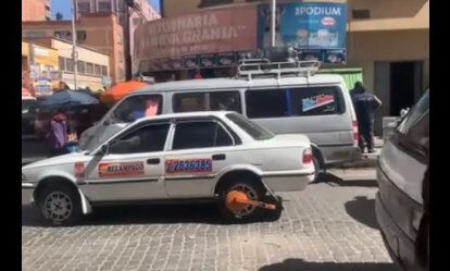 Conductor avanza con grapa en El Alto