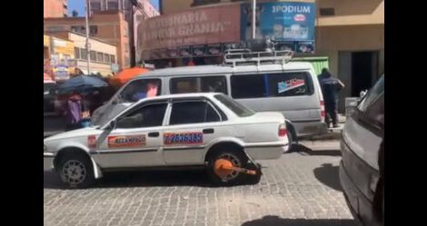 Conductor avanza con grapa en El Alto