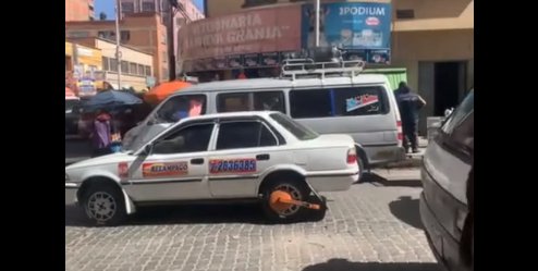 Conductor avanza con grapa en El Alto