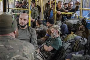 Soldados ucranianos en Azovstal tras ser evacuados
