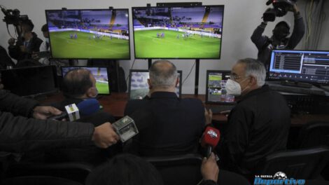 Capacitación VAR para árbitros en el fútbol boliviano