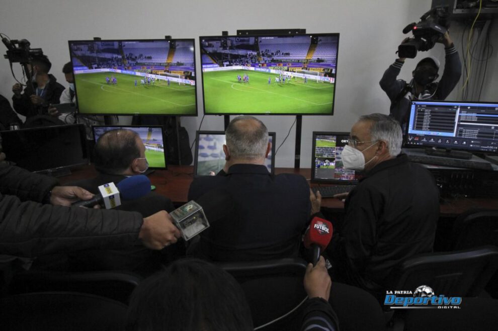 Capacitación VAR para árbitros en el fútbol boliviano