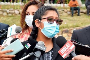 Eva Copa responde a padres de familia sobre el POA en El Alto