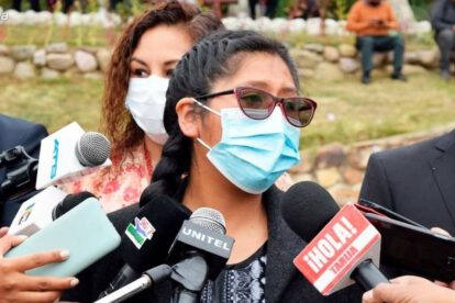 Eva Copa responde a padres de familia sobre el POA en El Alto