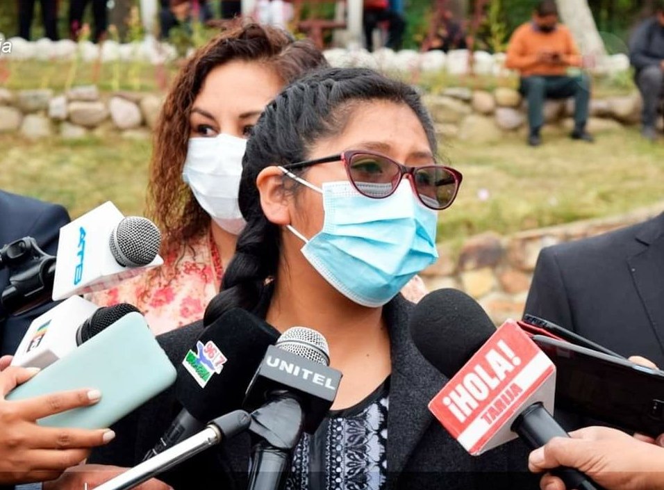 Eva Copa responde a padres de familia sobre el POA en El Alto