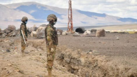 Militares detenidos en frontera con Chile