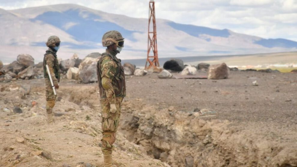 Militares detenidos en frontera con Chile