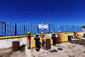 Destrucción de cerveza ilegal por la Aduana Nacional