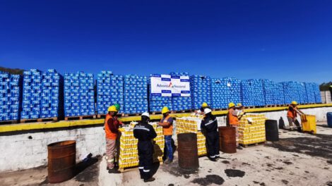 Destrucción de cerveza ilegal por la Aduana Nacional