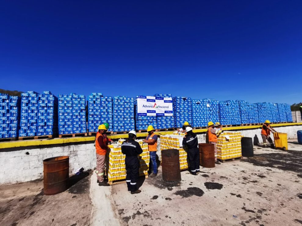 Destrucción de cerveza ilegal por la Aduana Nacional