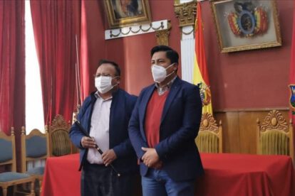 Entrega del bastón de mando al alcalde suplente Freddy Mamani