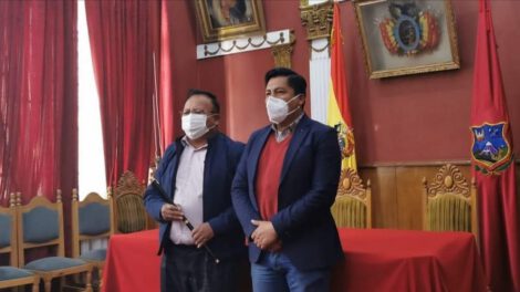 Entrega del bastón de mando al alcalde suplente Freddy Mamani
