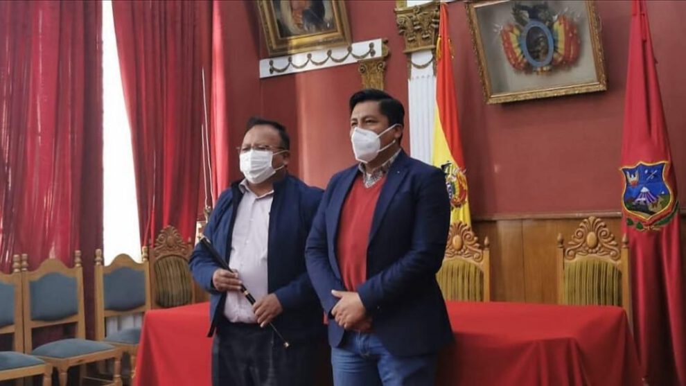Entrega del bastón de mando al alcalde suplente Freddy Mamani