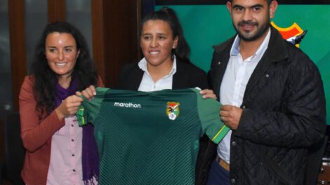 Fútbol femenino en Bolivia con Rosana Gómez como entrenadora