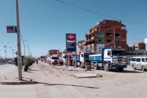 Fila de vehículos para comprar diésel en un surtidor de Viacha, en La Paz