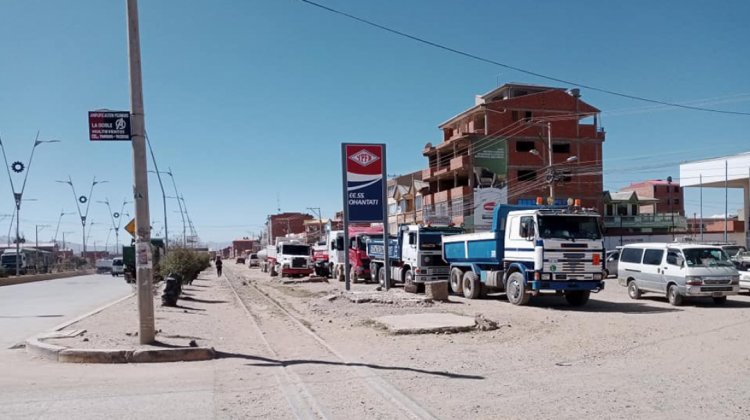 Fila de vehículos para comprar diésel en un surtidor de Viacha, en La Paz